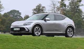 Genesis GV60 - front panning